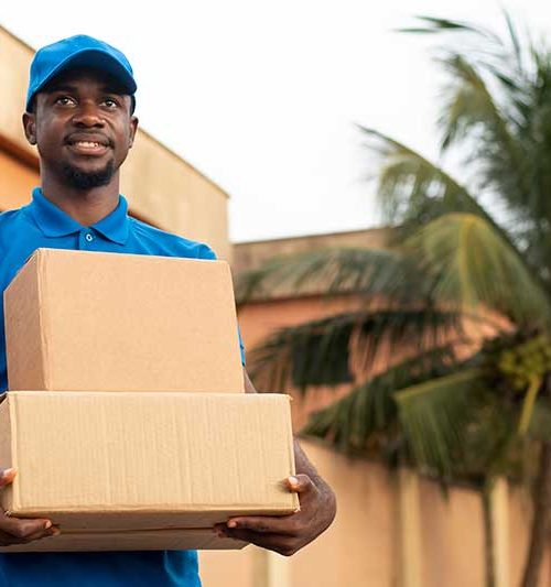 close-up-delivery-person-with-parcels-(2)